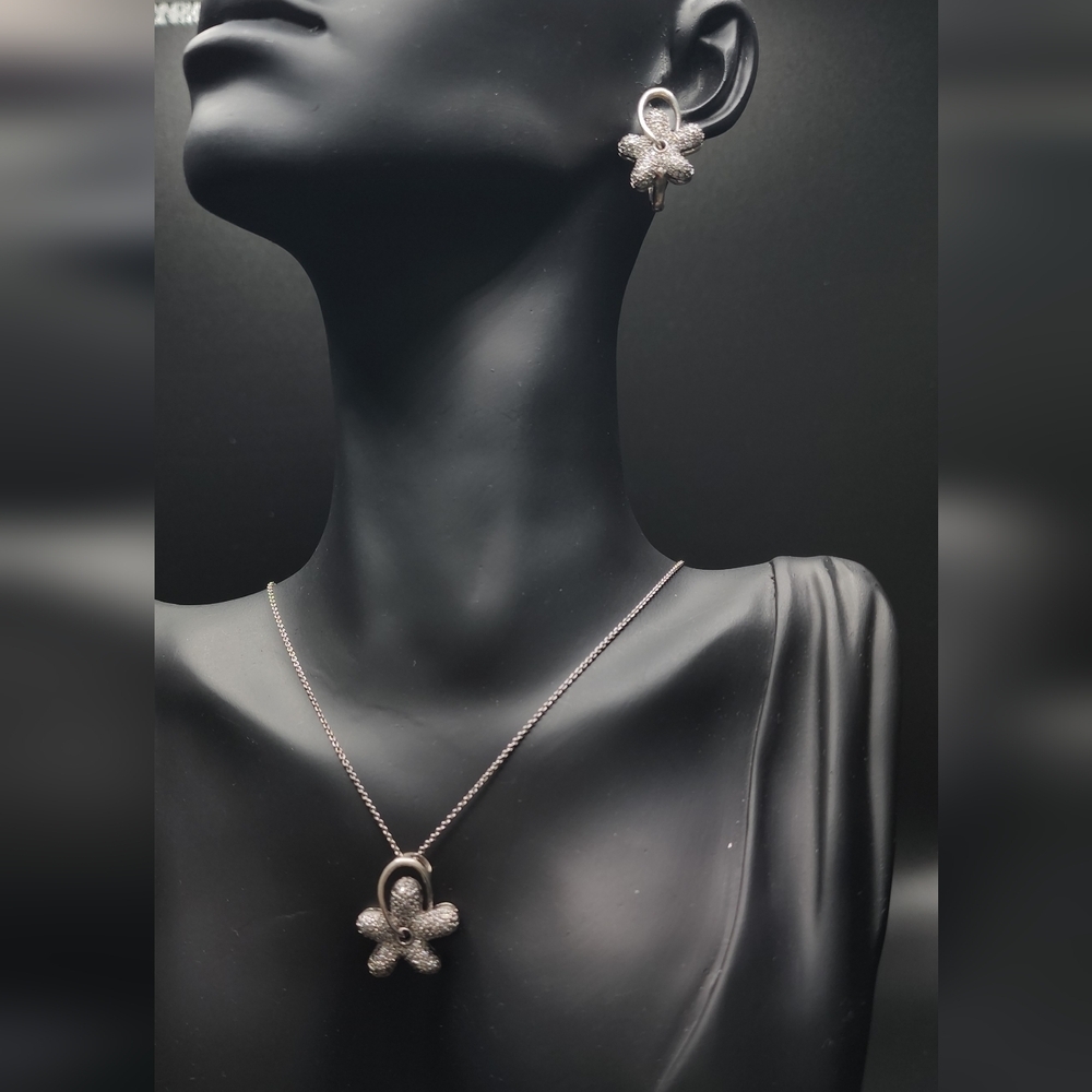 Vintage Floral Pendant Necklace with Reflective Finish